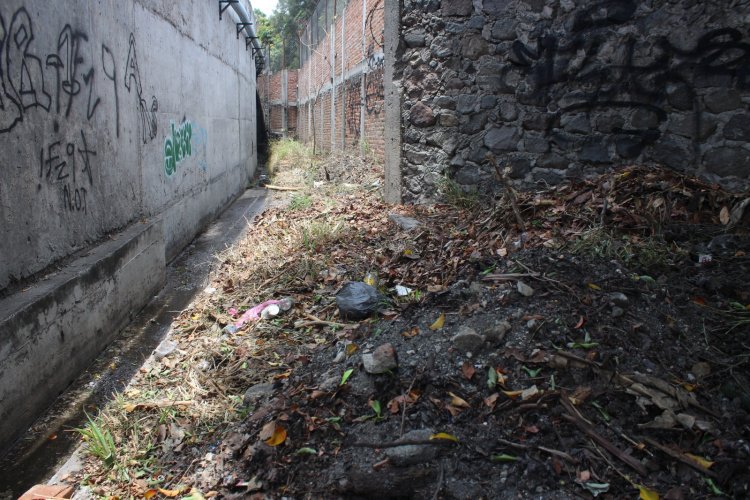 Ya que el ayuntamiento no lo hace, los vecinos de Chipitlán limpian alcantarilla