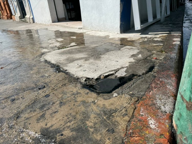 Reportan gran fuga de agua en Acapantzingo