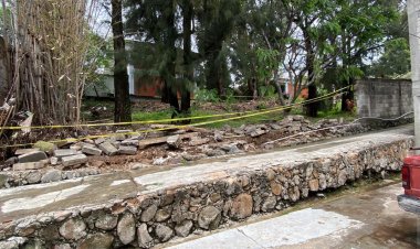 Caída de barda daña a secundaria en la capita