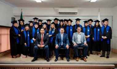 Apadrinó Samuel Sotelo a graduados de derecho