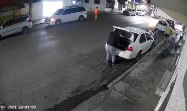 VIDEO: Captan a delincuentes abriendo autos en Cuernavaca