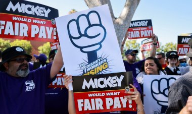 Trabajadores de Disneyland exigen salario justo