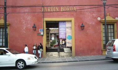 Se estampó una Ruta Ocho en la barda del Jardín Borda