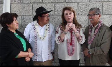 Participa Margarita en entrega nacional de documentos en Hueyapan