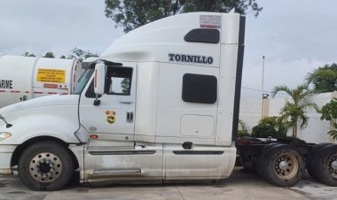 Tractocamión, plataforma y moto,recuperados en dos municipios