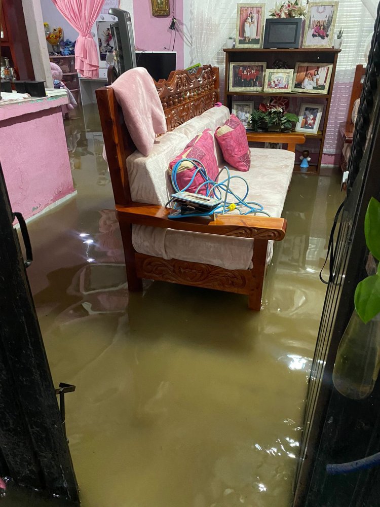 Padecen inundación vecinos de Miacatlán