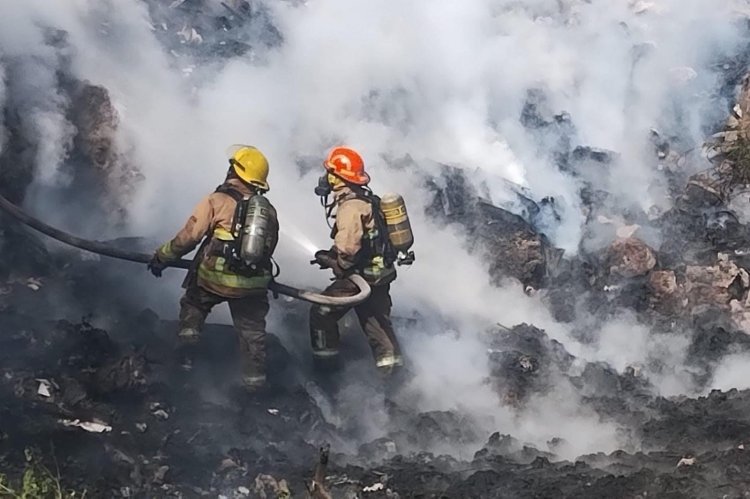 Los bomberos debieron sofocar incendio por quema de llantas