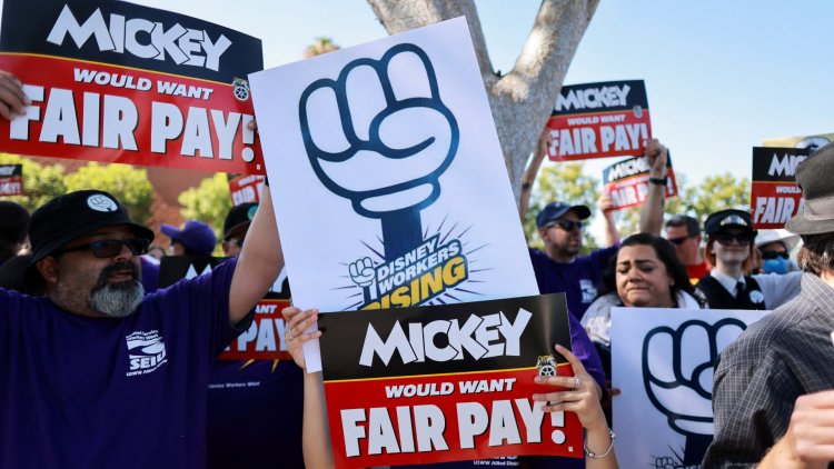 Trabajadores de Disneyland exigen salario justo