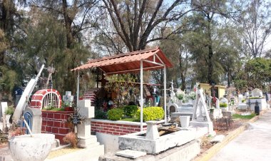 Piden no llevar agua a panteones por dengue