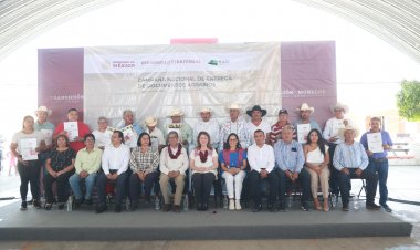 Participa Margarita en entrega de documentos agrarios a productores