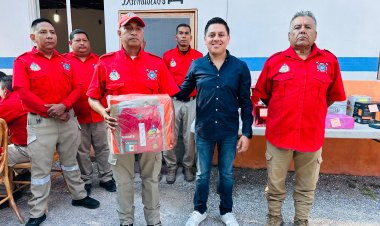 Alán Martínez hizo entrega de  uniformes a PC y a bomberos