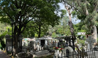 Siguen llevando contenedores de  agua a panteones; piden evitarlo