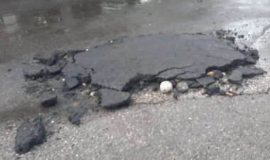 Deshecha, la carpeta asfáltica en Av. Universidad