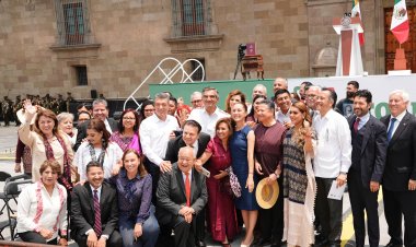 Asiste González Saravia al último informe de López Obrador