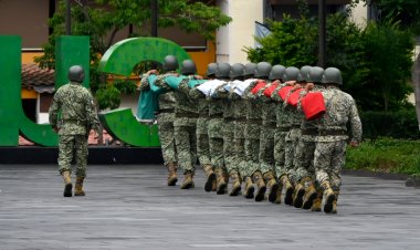 Tocó a la oficina de la gubernatura  rendir honores patrios a la bandera