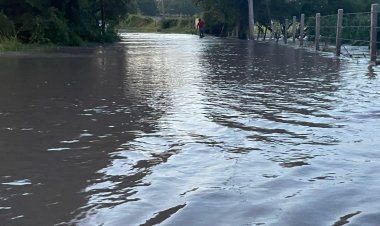 Tras intensas lluvias, cierran carretera que conecta Zacatepec con Tlaltizapán
