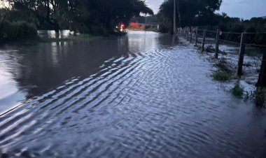 Cierran carretera Zacatepec Tlaltizapan por inundación
