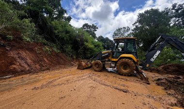 Deslave en carretera de Buena  Vista Monte tras intensa lluvia