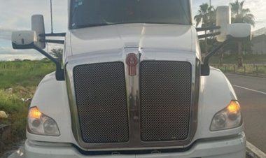 Informan de la recuperación  de un tractocamión Kenworth