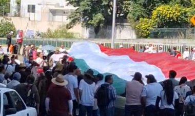 Bloquean trabajadores del Poder Judicial la autopista del Paso Exprés