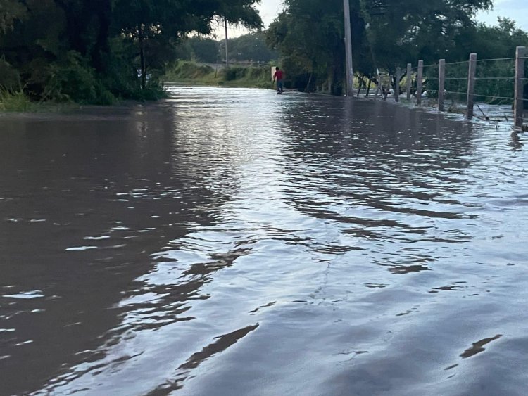 Tras intensas lluvias, cierran carretera que conecta Zacatepec con Tlaltizapán