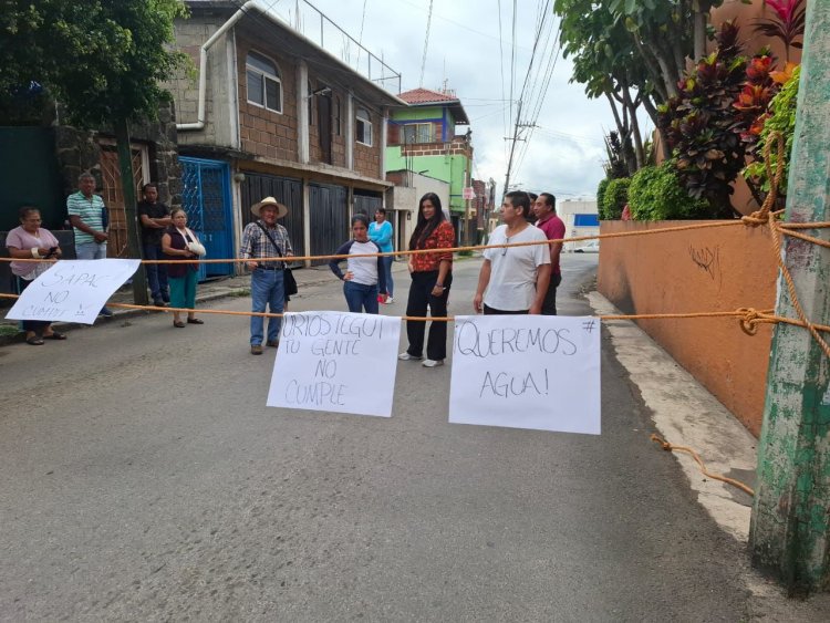 Cierran la calzada de los  Reyes por falta de agua