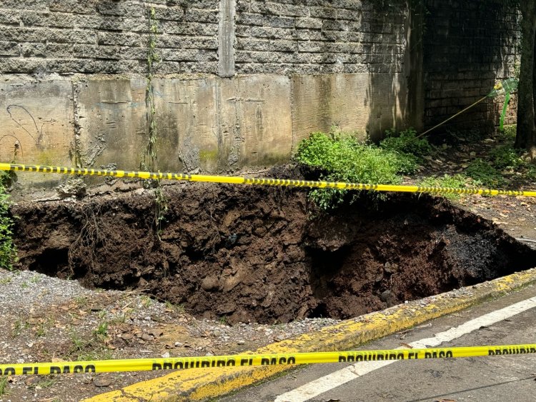 Registran un socavón en colonia  Rancho Cortés en Cuernavaca