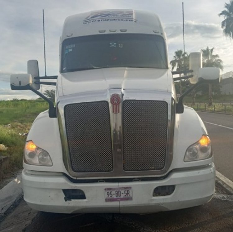 Informan de la recuperación  de un tractocamión Kenworth