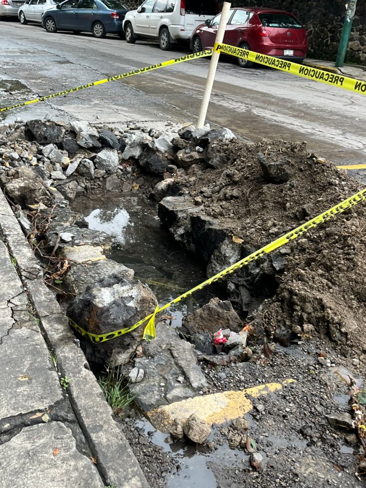 Estudiantes de universidad sortean piedras en su calle