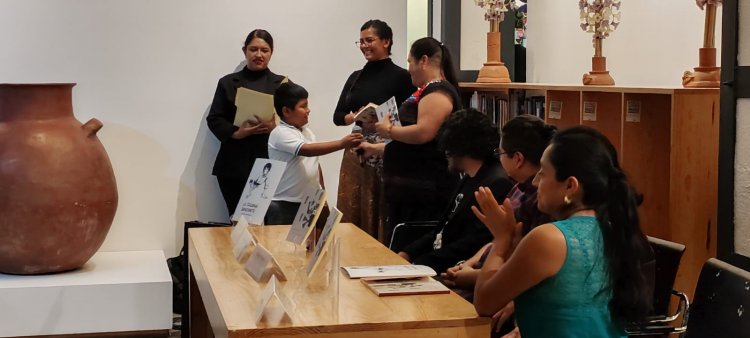 Se presentaron los libros Acaxochitl  Nahuatlahtolli y La Iguana Danzante