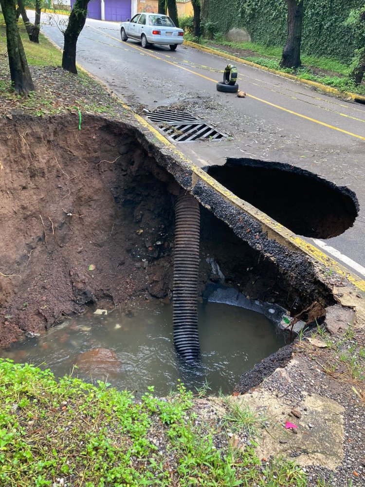 Crece socavón a la mitad de  una vialidad en Cuernavaca