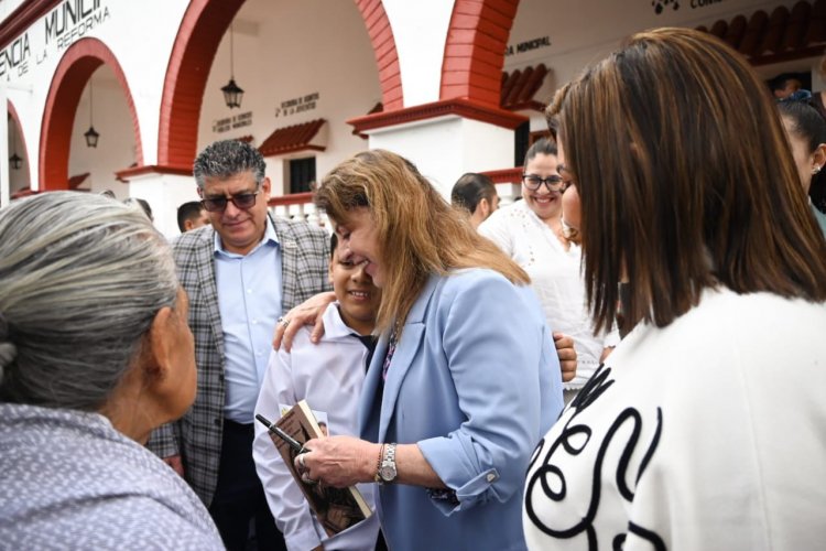 Izó Margarita González la bandera en Tetecala