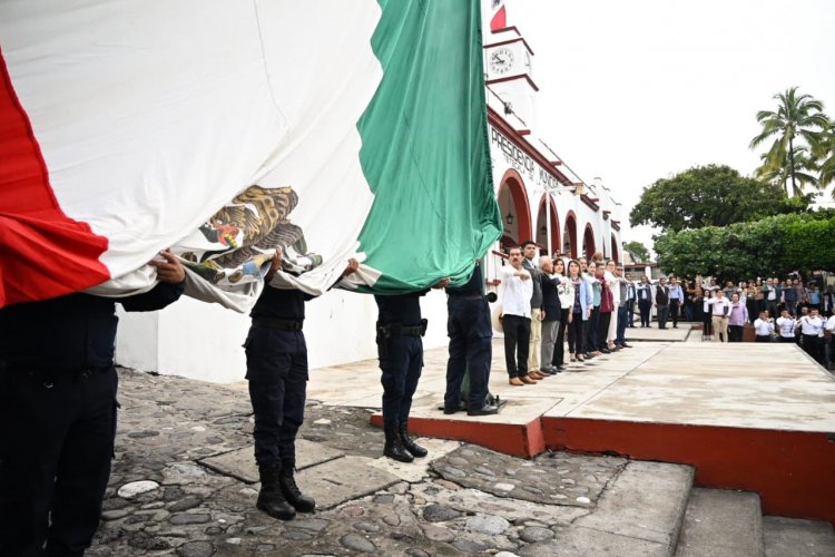 Izó Margarita González la bandera en Tetecala