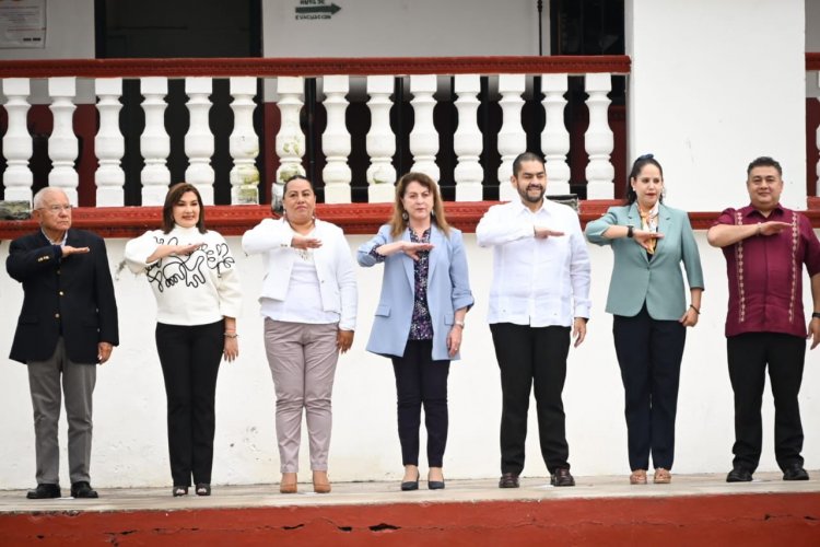 Izó Margarita González la bandera en Tetecala