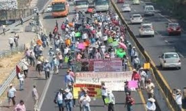 Bloqueo en la autopista por un adeudo en obra del Tren Maya
