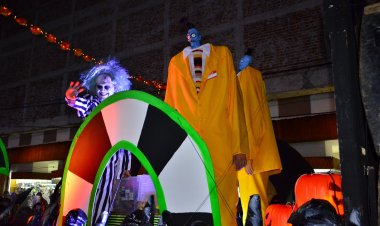 Luz, color y música en el desfile del festival Almas de Luz Jojutla