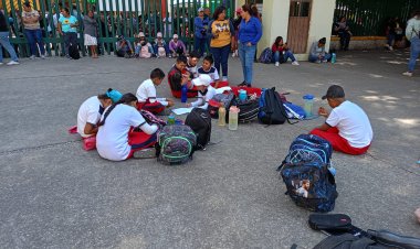 Reclaman padres por salida de maestra de primaria