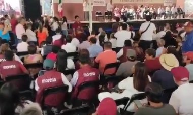 Abuchean a Ulises Bravo en asamblea de Morena