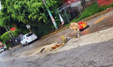 Cambio de tuberías en Lomas  de Ahuatlán ha causado fugas