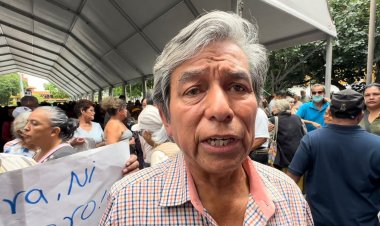 Adultos mayores ruegan a  Urióstegui por agua regular