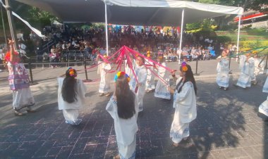 El desfile militar por el 20/11, por primera vez encabezado por una gobernadora
