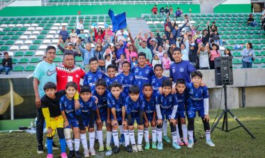 Reciben su premio ganadores del torneo de futbol "Hay Reta"