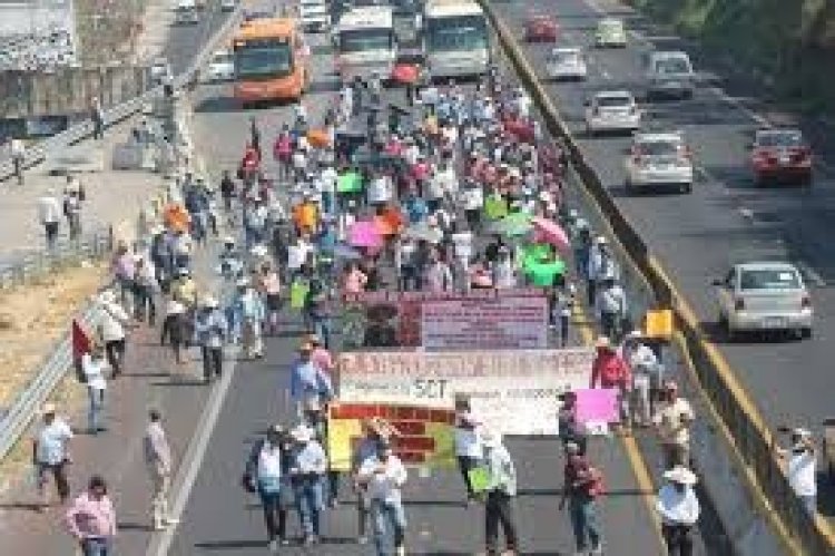 Bloqueo en la autopista por un adeudo en obra del Tren Maya