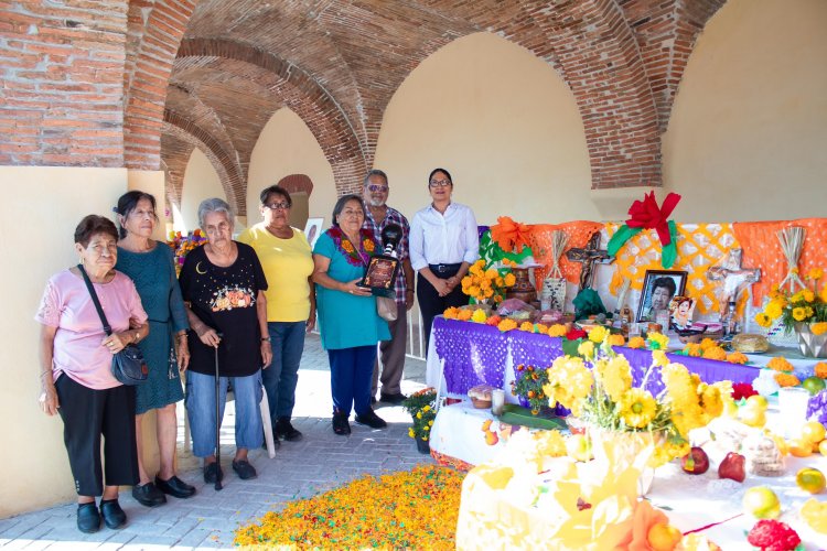 Adultos mayores de Jojutla colocaron  formidables exposiciones de ofrendas