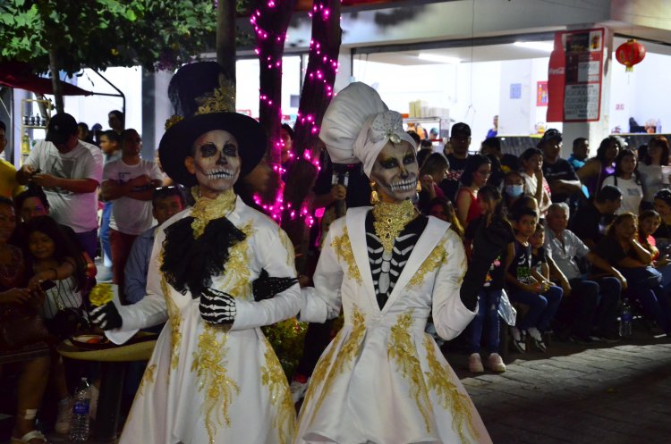 Luz, color y música en el desfile del festival Almas de Luz Jojutla