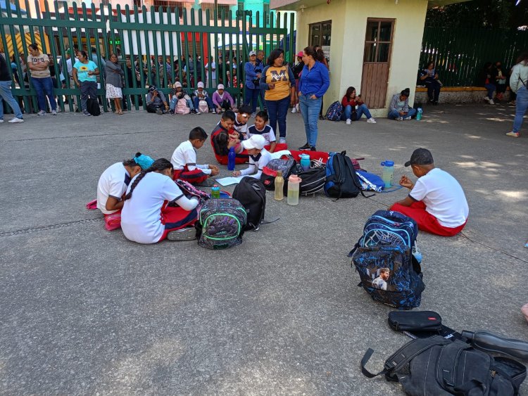 Reclaman padres por salida de maestra de primaria