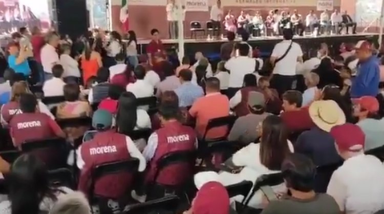 Abuchean a Ulises Bravo en asamblea de Morena