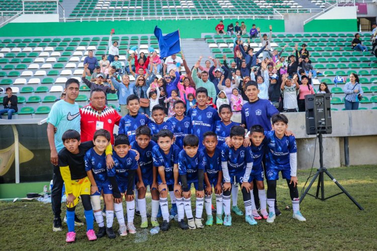 Reciben su premio ganadores del torneo de futbol "Hay Reta"