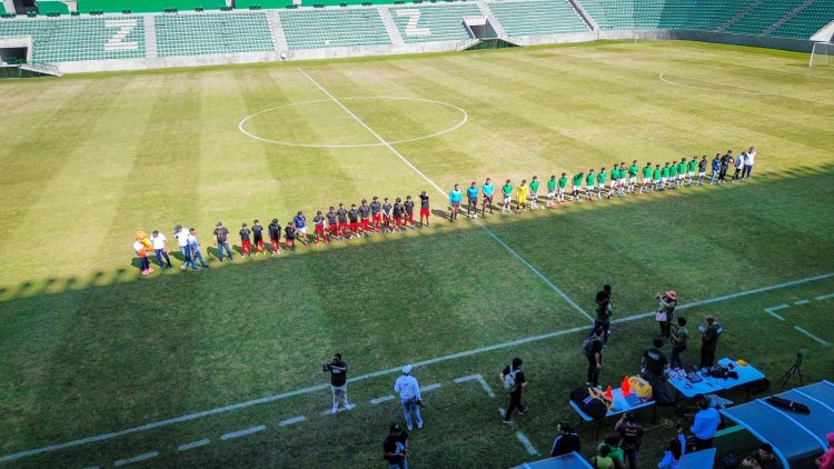 Reciben su premio ganadores del torneo de futbol "Hay Reta"