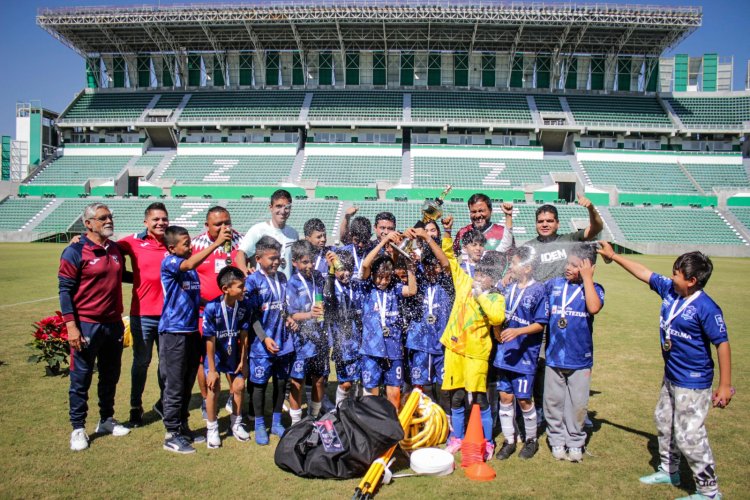 Reciben su premio ganadores del torneo de futbol "Hay Reta"